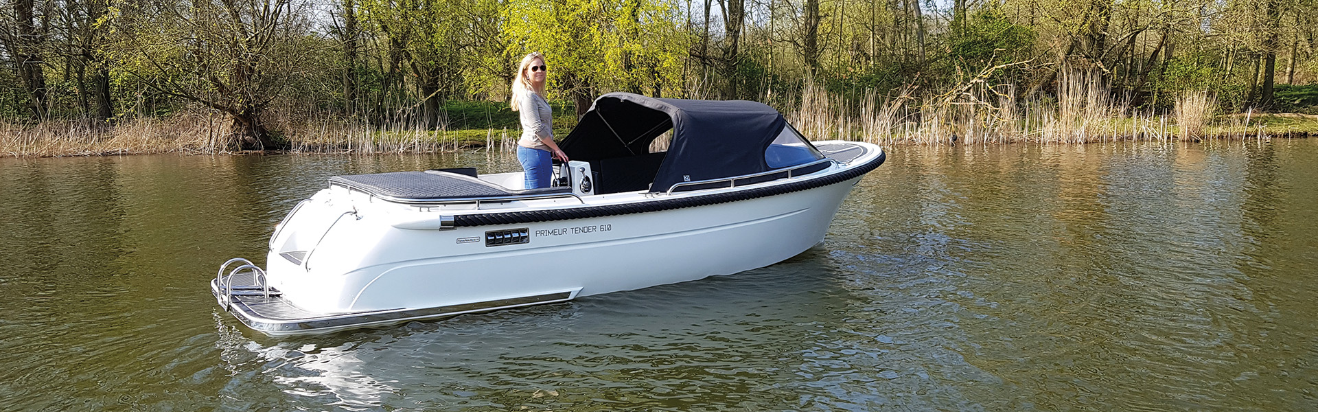 Vrolijke vrouw op sloep