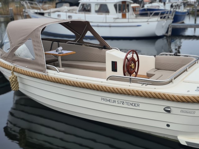 Primeur 570 in het water