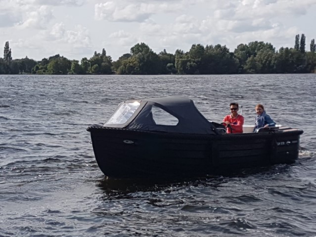 Primeur 570 bun zwart in het water