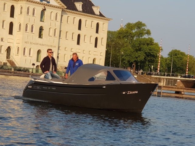 Jan Versteegh in een boot