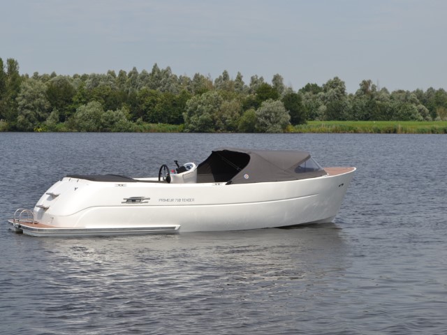 Primeur 710 Tender in het water
