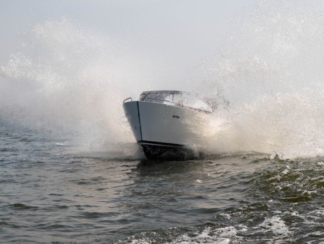 Primeur 710 Tender in het water
