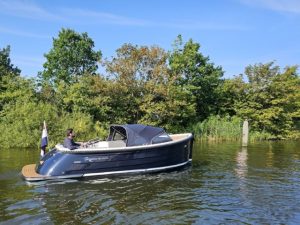Zijkant van Waterspoor 616 Aviator 