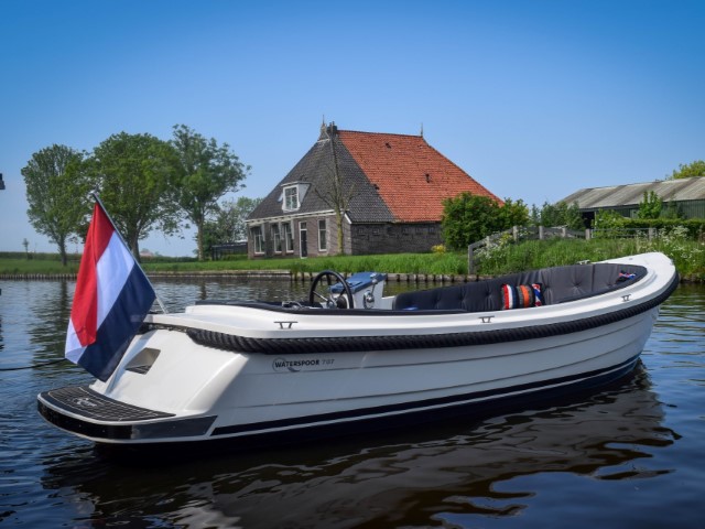 Waterspoor 707 in het water