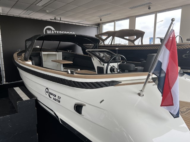 Waterspoor 717 in het wit
