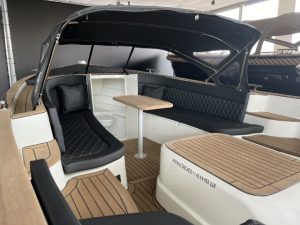 Kuiptafel in Waterspoor sloep