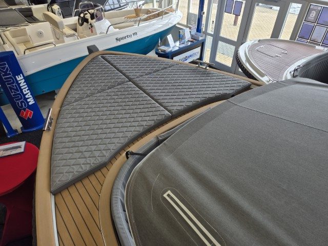 Zonnedek op het voordek van Waterspoor 777