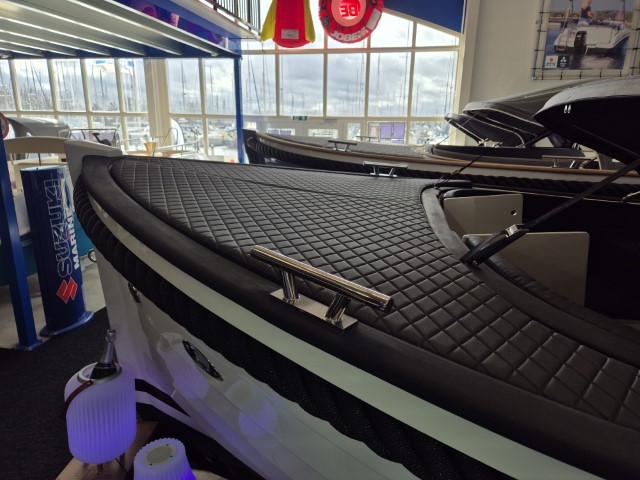Het voordek van de Waterspoor 717 outboard