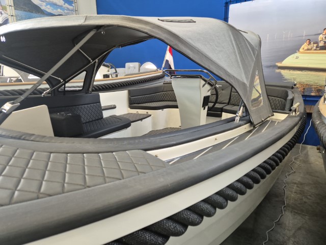 Waterspoor 717 Outboard met zomerkap
